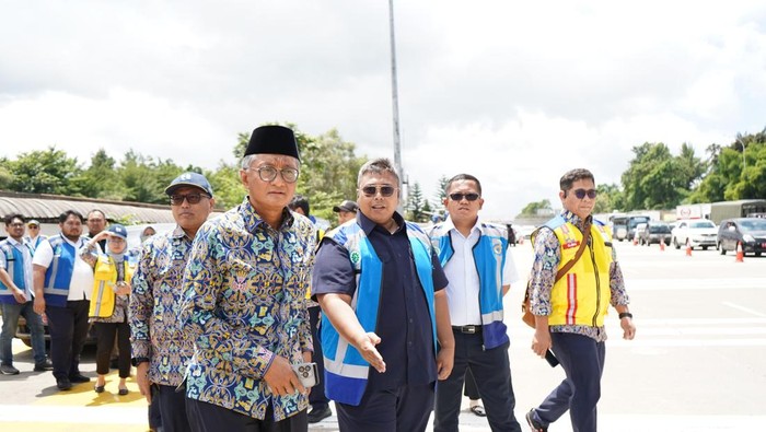 Menteri PU Dody Hanggodo cek Gerbang Tol Ciawi 2 usai kecelakaan mau pada Selasa malam (4/2/2025)