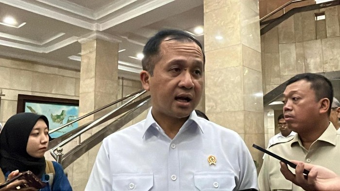 Menteri Transmigrasi, Muhammad Iftitah Sulaiman Suryanagara (kemeja putih)-(Rumondang/detikcom)