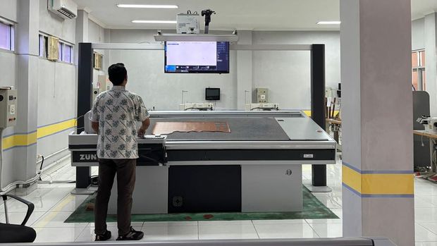 Mesin pemotong kulit lembaran di Politeknik ATK Yogyakarta