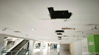 Kondisi beberapa bagian bangunan, seperti atap, bahkan terlihat mulai rusak.