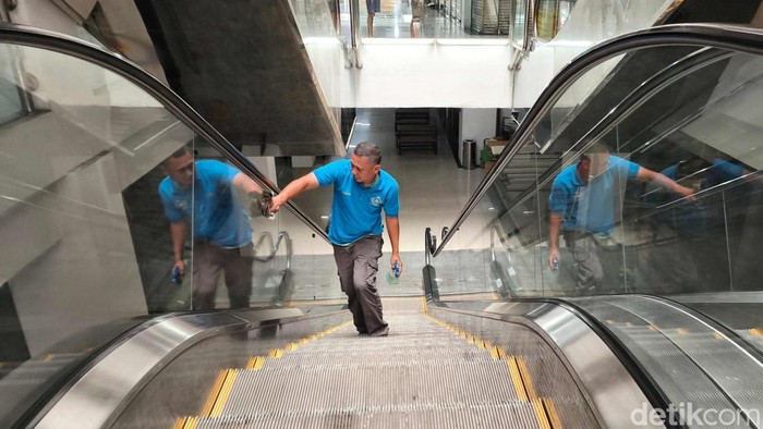 Warga melintas di kawasan Pasar Baru Square, Jakarta Pusat, Rabu (5/2/2025).