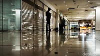 Warga melintas di kawasan Pasar Baru Square, Jakarta Pusat, Rabu (5/2/2025). 