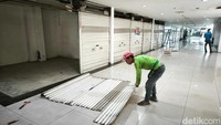 Beberapa ruko juga terlihat dibongkar.