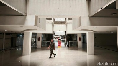 Mirisnya Kondisi Pasar Baru Square yang Kian Sepi