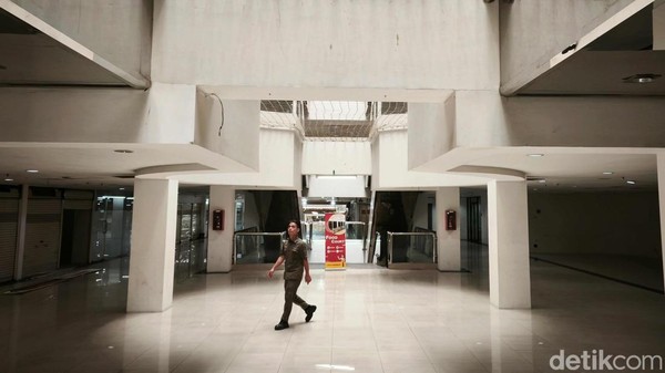 Mirisnya Kondisi Pasar Baru Square yang Kian Sepi