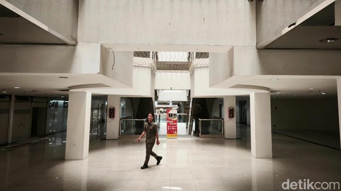 Warga melintas di kawasan Pasar Baru Square, Jakarta Pusat, Rabu (5/2/2025).