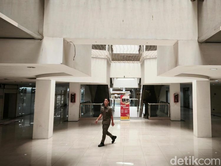Mirisnya Kondisi Pasar Baru Square yang Kian Sepi
