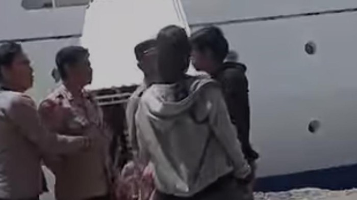 Momen saat polisi berselisih dengan sejumlah orang di Pelabuhan Soekarno Hatta Makassar.
