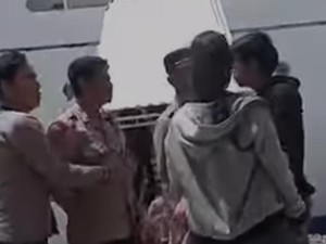Viral Oknum Polisi Diduga Pukul Wanita di Pelabuhan Soekarno Hatta Makassar