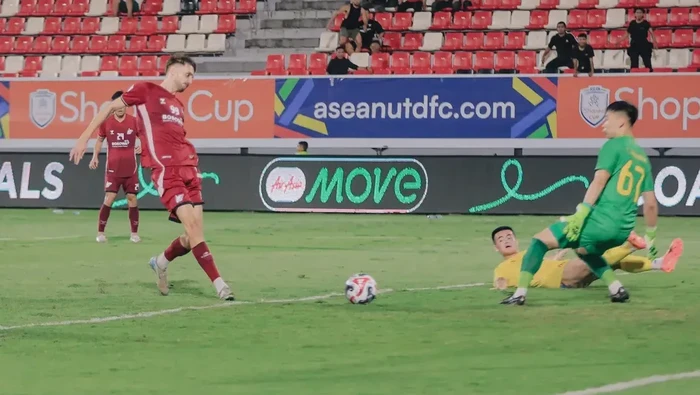 Nermin Haljeta mencetak gol kedua PSM Makassar ke gawang Dong A Thanh Hoa FC dalam laga ASEAN Club Championship 2024/2025 di Stadion Kapten I Wayan Dipta.
