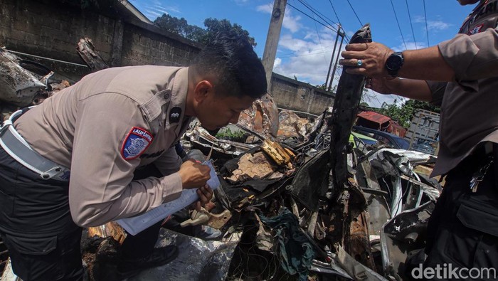 Seorang petugas kepolisian menggunakan alat 3D Laser Scanner saat olah TKP kecelakaan beruntun di Gerbang Tol Ciawi 2, Kota Bogor, Jawa Barat, Rabu (5/2/2025). Olah TKP tersebut untuk menganalisis penyebab kecelakaan beruntun yang menewaskan delapan orang dan melukai sebelas orang. ANTARA FOTO/ Yulius Satria Wijaya/nym.