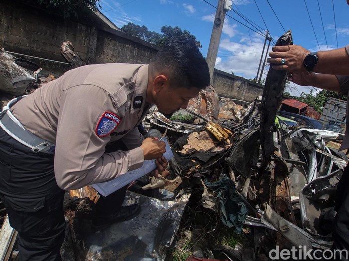 Olah TKP kecelakaan beruntun Gerbang Tol Ciawi Seorang petugas kepolisian menggunakan alat 3D Laser Scanner saat olah TKP kecelakaan beruntun di Gerbang Tol Ciawi 2, Kota Bogor, Jawa Barat, Rabu (5/2/2025). Olah TKP tersebut untuk menganalisis penyebab kecelakaan beruntun yang menewaskan delapan orang dan melukai sebelas orang. ANTARA FOTO/ Yulius Satria Wijaya/nym.