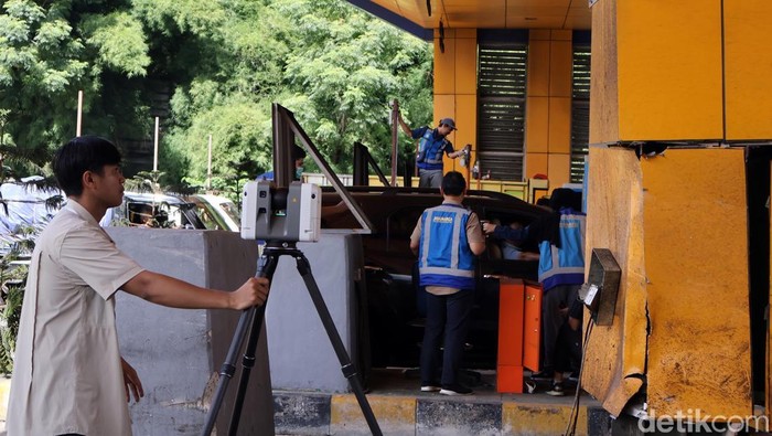 Olah TKP kecelakaan beruntun Gerbang Tol Ciawi Seorang petugas kepolisian menggunakan alat 3D Laser Scanner saat olah TKP kecelakaan beruntun di Gerbang Tol Ciawi 2, Kota Bogor, Jawa Barat, Rabu (5/2/2025). Olah TKP tersebut untuk menganalisis penyebab kecelakaan beruntun yang menewaskan delapan orang dan melukai sebelas orang. ANTARA FOTO/ Yulius Satria Wijaya/nym.