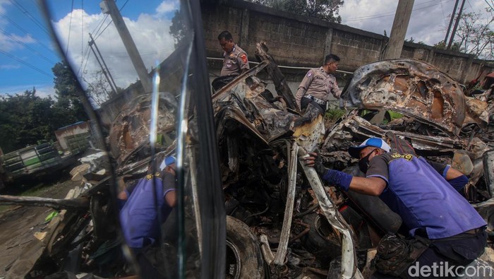 Seorang petugas kepolisian menggunakan alat 3D Laser Scanner saat olah TKP kecelakaan beruntun di Gerbang Tol Ciawi 2, Kota Bogor, Jawa Barat, Rabu (5/2/2025). Olah TKP tersebut untuk menganalisis penyebab kecelakaan beruntun yang menewaskan delapan orang dan melukai sebelas orang. ANTARA FOTO/ Yulius Satria Wijaya/nym.