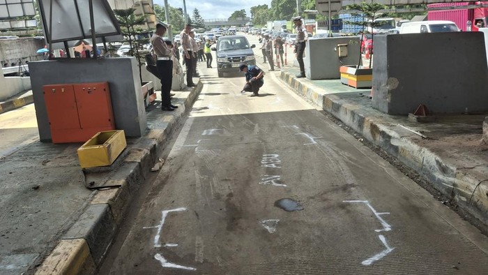 Olah TKP kecelakaan maut di GT Ciawi. (Sholihin/detikcom)