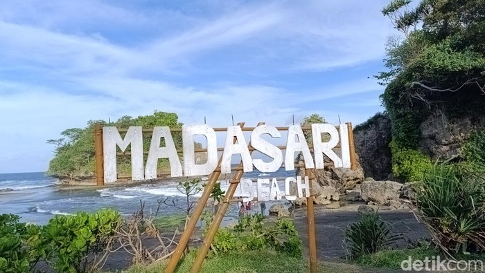 Pantai Madasari.