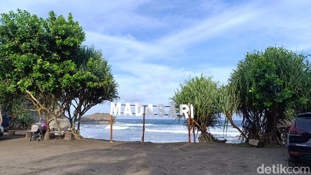 Pantai Madasari.