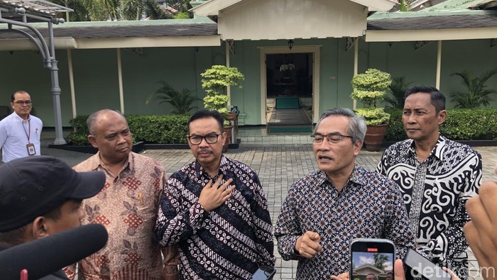 Para kepala daerah usai keluar dari Gedong Willis Kompleks Kepatihan Kota Jogja, Rabu (5/2).