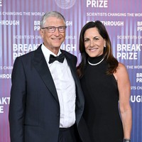 Bill Gates dan Paula Hurd memiliki kesamaan dalam hal beramal. Paula bersama mendiang suaminya dikenal sering menyumbang kepada Universitas Baylor. Wanita itu pun tetap melakukannya setelah Mark meninggal. Paula pernah memberikan $7 juta to Baylor’s Give Light Campaign, sebuah badan amal untuk membantu berbagai aspek mahasiswa pada 2021. Foto: FilmMagic/Axelle/Bauer-Griffin
