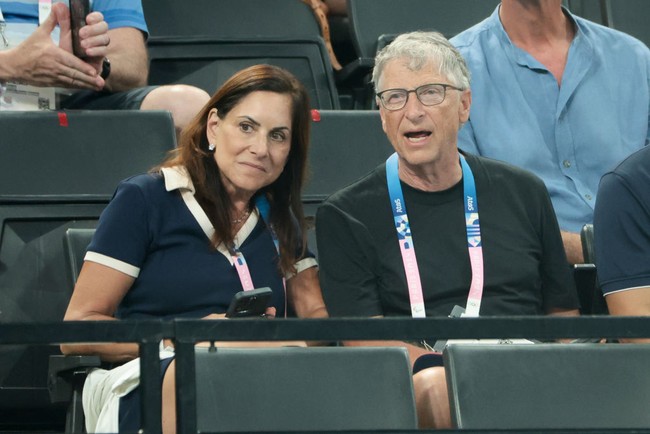 Hubungan cinta Bill Gates dan Paula Hurd terungkap ke publik pada 2023. Bill dan Paula kedapatan menonton Australian Open bersama. Foto: Getty Images/Jean Catuffe