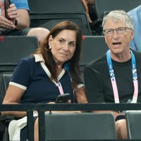 Hubungan cinta Bill Gates dan Paula Hurd terungkap ke publik pada 2023. Bill dan Paula kedapatan menonton Australian Open bersama. Foto: Getty Images/Jean Catuffe