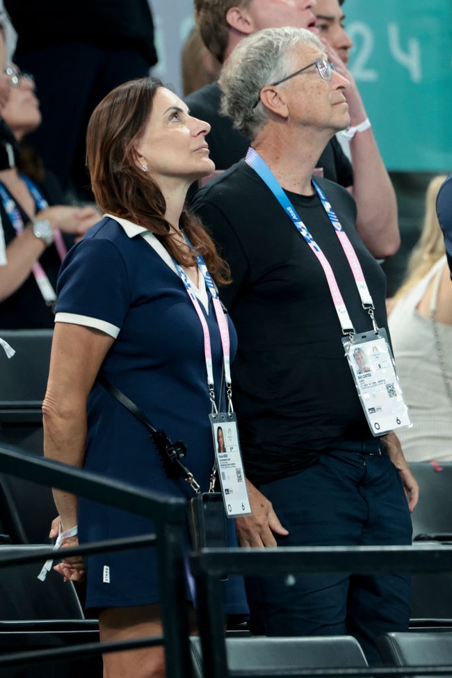 Aku beruntung memiliki pacar serius bernama Paula, katanya. Kami bersenang-senang, pergi ke Olimpiade, dan melakukan banyak hal luar biasa lainnya,” ucap Bill Gates lagi. Foto: Getty Images/Jean Catuffe