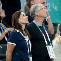 Aku beruntung memiliki pacar serius bernama Paula, katanya. Kami bersenang-senang, pergi ke Olimpiade, dan melakukan banyak hal luar biasa lainnya,” ucap Bill Gates lagi. Foto: Getty Images/Jean Catuffe