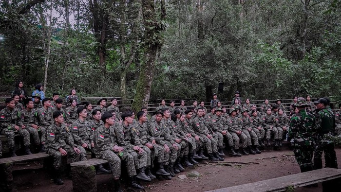 Pelatih, atlet, pengurus Pelatnas PBSI melakukan latihan team building di Situ Lembang, Bandung Barat. Mereka didampingi pelatih dari Kopassus dan Dispsiad.
