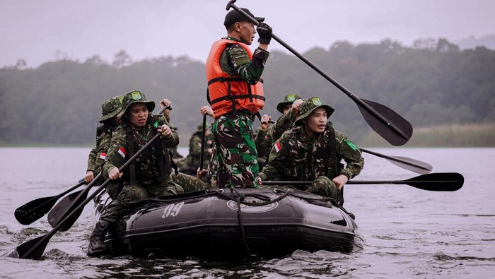 Pelatih, atlet, pengurus Pelatnas PBSI melakukan latihan team building di Situ Lembang, Bandung Barat. Mereka didampingi pelatih dari Kopassus dan Dispsiad.