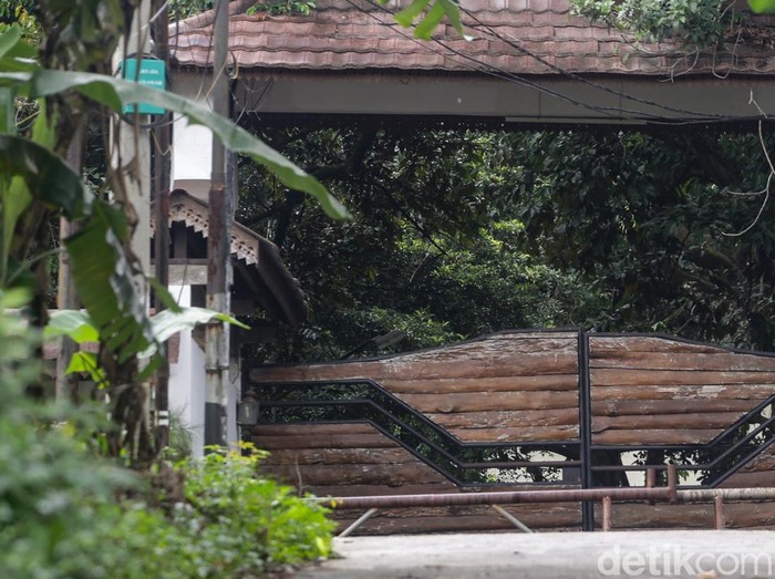 KPK telah menggeledah rumah Ketua Majelis Pimpinan Nasional Pemuda Pancasila (PP) Japto Soerjosoemarno. Penyidik KPK menyita belasan mobil. Begini suasana rumahnya usai digeledah.