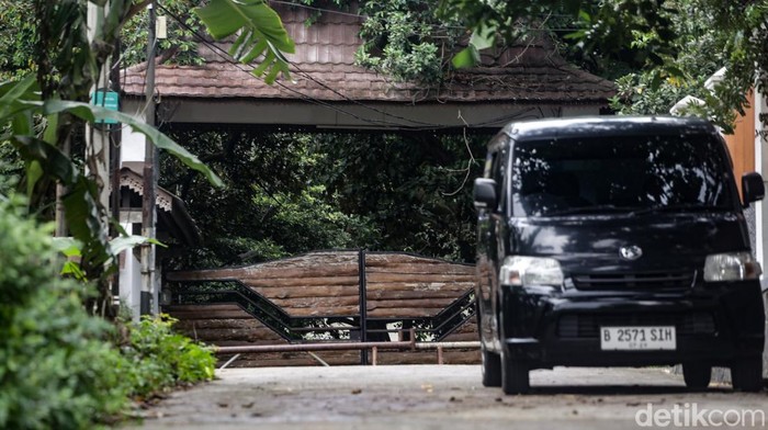 KPK telah menggeledah rumah Ketua Majelis Pimpinan Nasional Pemuda Pancasila (PP) Japto Soerjosoemarno. Penyidik KPK menyita belasan mobil. Begini suasana rumahnya usai digeledah.