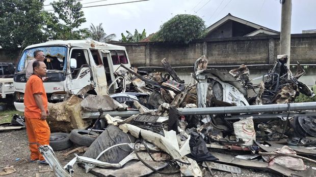 Penampakan truk-mobil rusak akibat kecelakaan maut di GT Ciawi