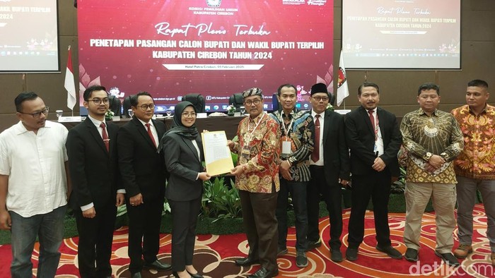 Penetapan pasangan calon Bupati dan Wakil Bupati Cirebon terpilih Imron-Agus Kurniawan Budiman oleh KPU.