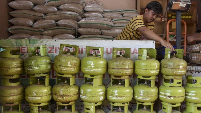 Pedagang menata tabung gas elpiji 3 kg di sebuah toko kelontong di Kabupaten Ciamis, Jawa Barat, Rabu (5/2/2025). Pemerintah mengubah tata kelola penjualan elpiji 3 kg dengan menjadikan para pengecer sebagai subpangkalan dan melakukan evaluasi berkala untuk melihat kepatuhan dan ketertiban dalam memasarkan serta mendistribusikan gas bersubsidi agar tepat sasaran. ANTARA FOTO/Adeng Bustomi/nym.