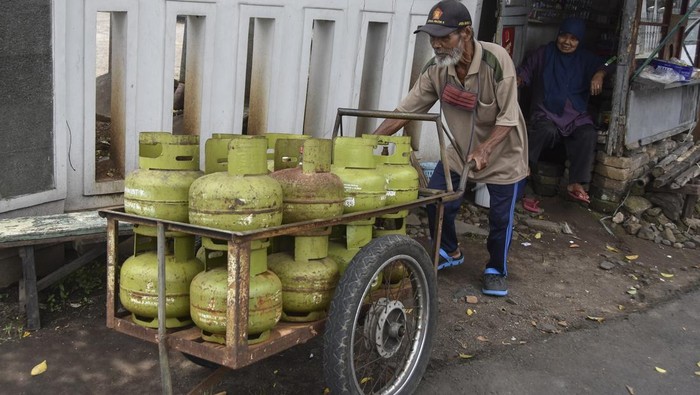 Pedagang menata tabung gas elpiji 3 kg di sebuah toko kelontong di Kabupaten Ciamis, Jawa Barat, Rabu (5/2/2025). Pemerintah mengubah tata kelola penjualan elpiji 3 kg dengan menjadikan para pengecer sebagai subpangkalan dan melakukan evaluasi berkala untuk melihat kepatuhan dan ketertiban dalam memasarkan serta mendistribusikan gas bersubsidi agar tepat sasaran. ANTARA FOTO/Adeng Bustomi/nym.
