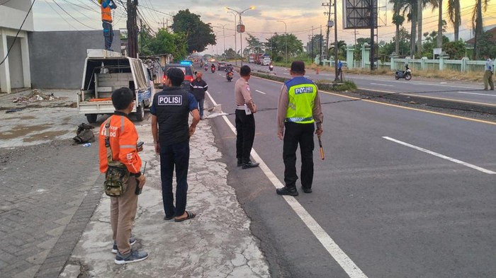 pengendara motor tewas diduga terjerat kabel