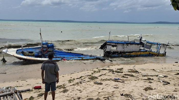 Perahu milik nelayan di Pantai Tablolong, Kecamatan Kupang Barat, Kabupaten Kupang, NTT, hancur dihantam bencana banjir rob.