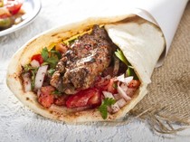 Sering Dianggap Sama, Kebab dan Shawarma Punya 5 Perbedaan Ini