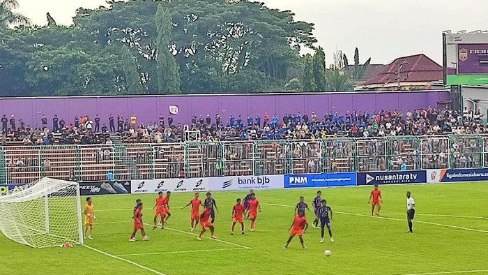 Pertandingan PSGC Ciamis vs Tornado FC di Stadion Galuh, Kabupaten Ciamis.
