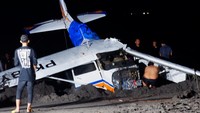 Sejumlah petugas bersama warga mengevakuasi pesawat Cessna 172s Skyhawk yang jatuh di Pantai Gumuk Kantong, Muncar, Banyuwangi, Jawa Timur, Selasa (4/2/2025). 