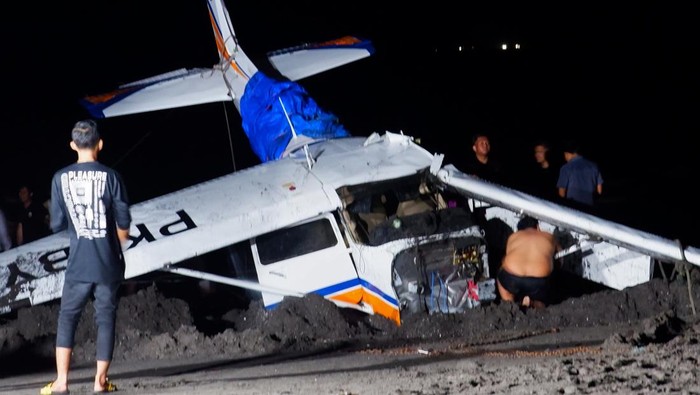 Pesawat latih jatuh di pesisir Muncar Sejumlah petugas bersama warga mengevakuasi pesawat Cessna 172s Skyhawk yang jatuh di Pantai Gumuk Kantong, Muncar, Banyuwangi, Jawa Timur, Selasa (4/2/2025). Pesawat latih milik Akademi Penerbangan Indonesia (API) itu jatuh saat latihan dengan dua awak pesawat selamat dalam insiden itu. ANTARA FOTO/Ira Noviasari/bcs/Spt