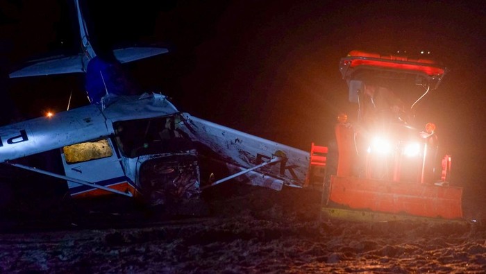 Sejumlah petugas bersama warga mengevakuasi pesawat Cessna 172s Skyhawk yang jatuh di Pantai Gumuk Kantong, Muncar, Banyuwangi, Jawa Timur, Selasa (4/2/2025). Pesawat latih milik Akademi Penerbangan Indonesia (API) itu jatuh saat latihan dengan dua awak pesawat selamat dalam insiden itu. ANTARA FOTO/Ira Noviasari/bcs/Spt