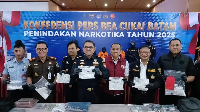 Petugas Bea Cukai Batam mengamankan dua orang pelaku Penyelundupan sabu di Bandara dan pelabuhan internasional.(Alamudin Hamapu/detikSumut))