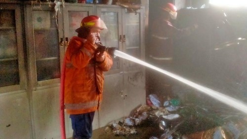 Petugas Damkartan Karangasem berjibaku memadamkan api saat kebakaran gedung TU SLB Negeri 1 Karangasem, Rabu (5/2/2025). (Foto: Dok. Damkartan Karangasem)