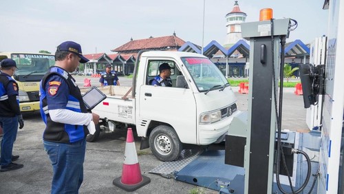 Petugas Dishub Badung memberikan pelayanan uji kir di Terminal Mengwi, Rabu (5/2/2025). (Dok. Pemkab Badung)