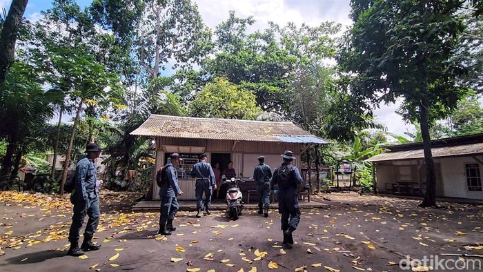 Petugas Gakkum KLHK menyebar surat peringatan ke sejumlah warga yang tinggal di kawasan Cagar Alam