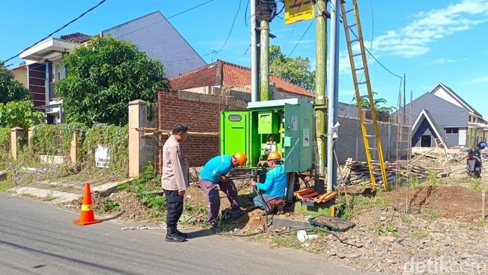 Petugas PLN dan polisi memeriksa gardu listrik yang menjadi sasaran pencurian kabel.