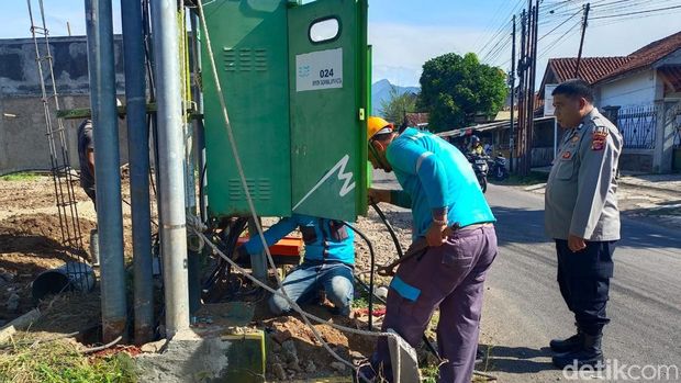 Petugas PLN dan polisi memeriksa gardu listrik yang menjadi sasaran pencurian kabel.