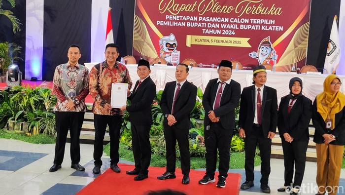 Pasangan calon Bupati dan Wabup terpilih, Hamenang Wajar Ismoyo dan Benny Indra Ardhianto, menerima surat penetapan dari KPU Klaten, Rabu (5/2/2025) malam.