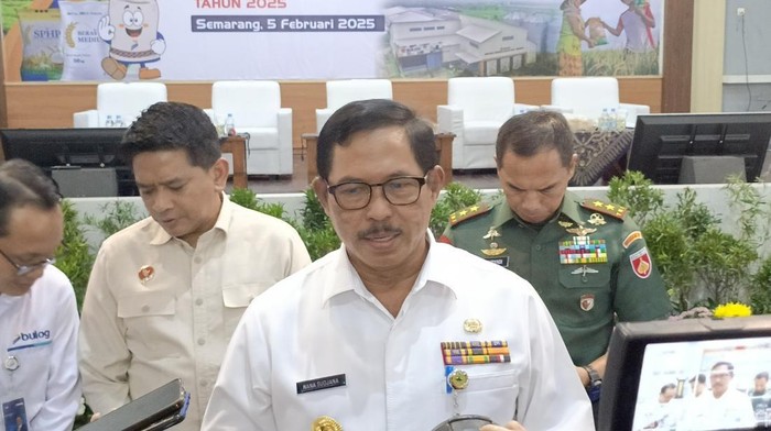 PJ Gubernur Jateng, Nana Sudjana usai rapat koordinasi di kantor Bulog Jateng.